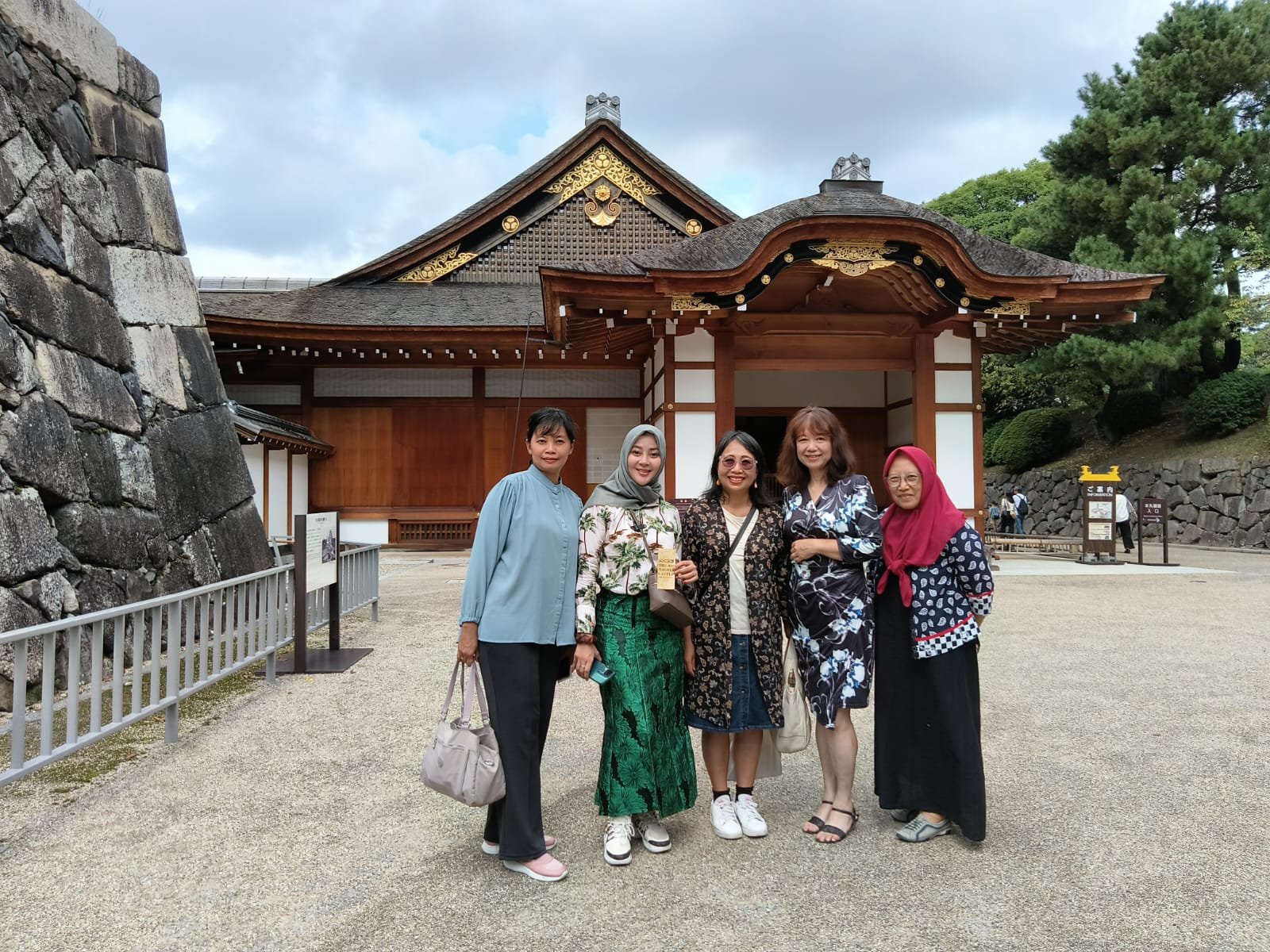 Bersama Dengan Dosen Unesa Dan Bu Mikiko Di Nagoya Mengunjungi Nagoya Castle Sebagai Tempat Bersua Dan Minum Teh Bersama